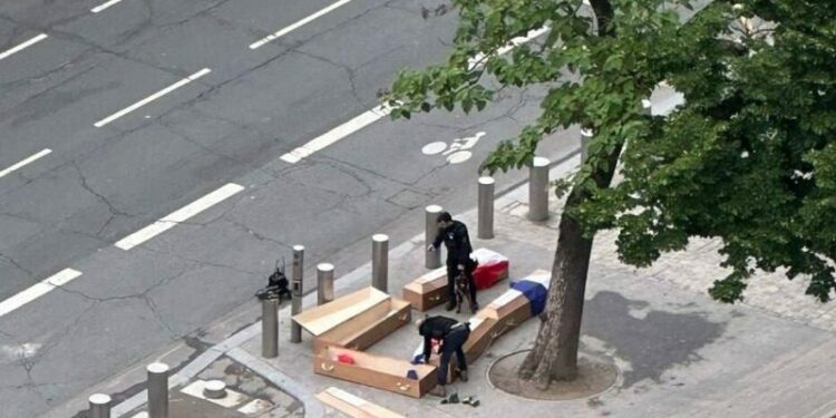 France arrests three people after coffins found at Eiffel Tower – Euractiv