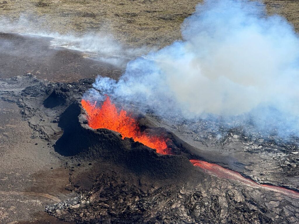 Iceland earthquakes: Volcano eruption could be ‘hours or days’, meteorologist warns