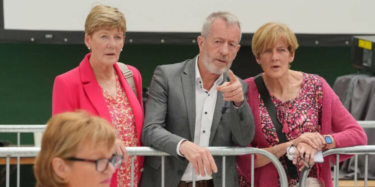 Seán Kelly first MEP elected as Fine Gael poised to win two seats in Midlands-North-West – The Irish Times