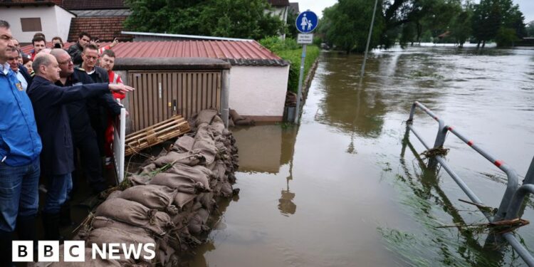 Germany floods: Four die and thousands flee homes in southern areas