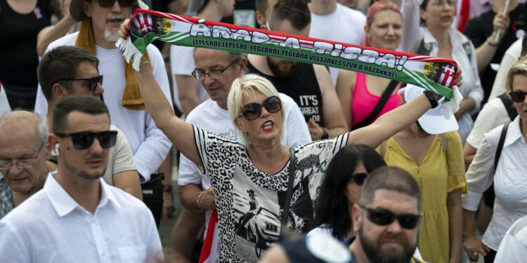 Hoping to deal a blow to Hungary's Orbán, challenger holds mass demonstration on eve of EU election