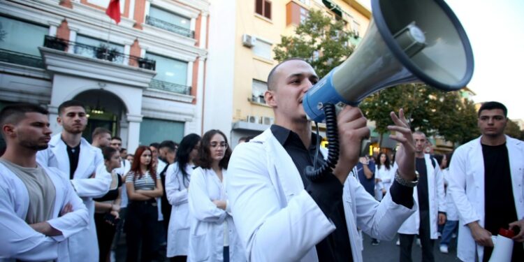RTL Today - Competing with Europe: Albania tries to halt flight of young doctors