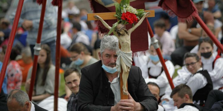 Romania’s biggest Catholic service offers faith, vaccines