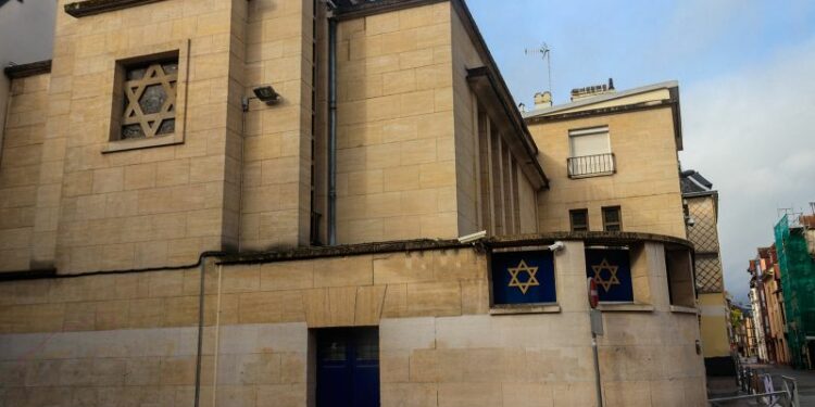 Rouen, France: Police shoot dead armed attacker who started fire in synagogue