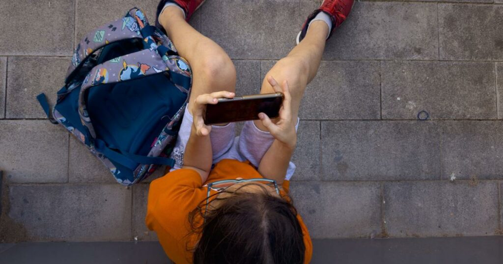 Should young kids have smartphones? These parents in Europe linked arms and said no – Watertown Daily Times
