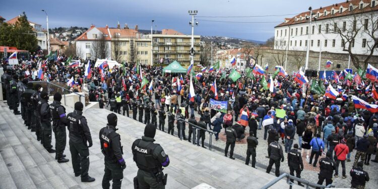 Slovakia approves defense military treaty with US