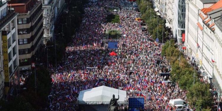 Thousands protest in Prague, demand Czechs pro-Western govt. resign