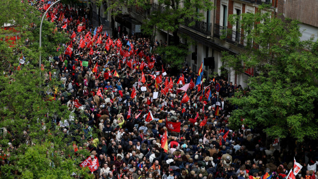 Thousands rally in Madrid to support PM as corruption probe continues
