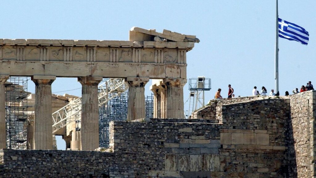 Video. Heatwave in Greece halts visits to ancient site Acropolis