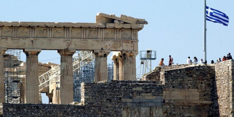 Video. Heatwave in Greece halts visits to ancient site Acropolis