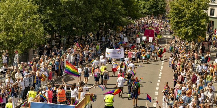 Video. Norway's LGBTQ community party at the Pride parade in Oslo - Euronews