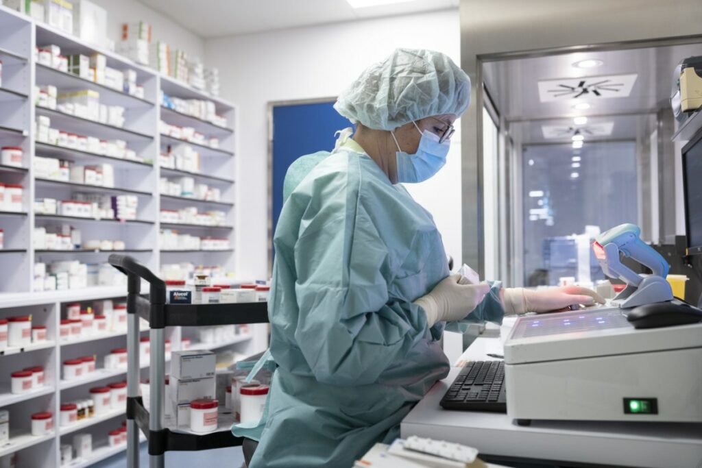 Drug pricing: Swiss expert calls for more transparency