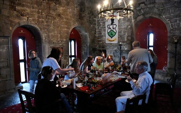 Ireland castle hosts Ukrainian refugees