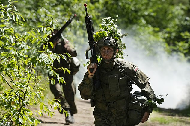 The 28-day ¿holiday¿ teaches combat and survival skills - at the end, volunteers take a military oath swearing ¿to serve loyally the Republic of Poland¿ even at the cost of losing my life or blood¿