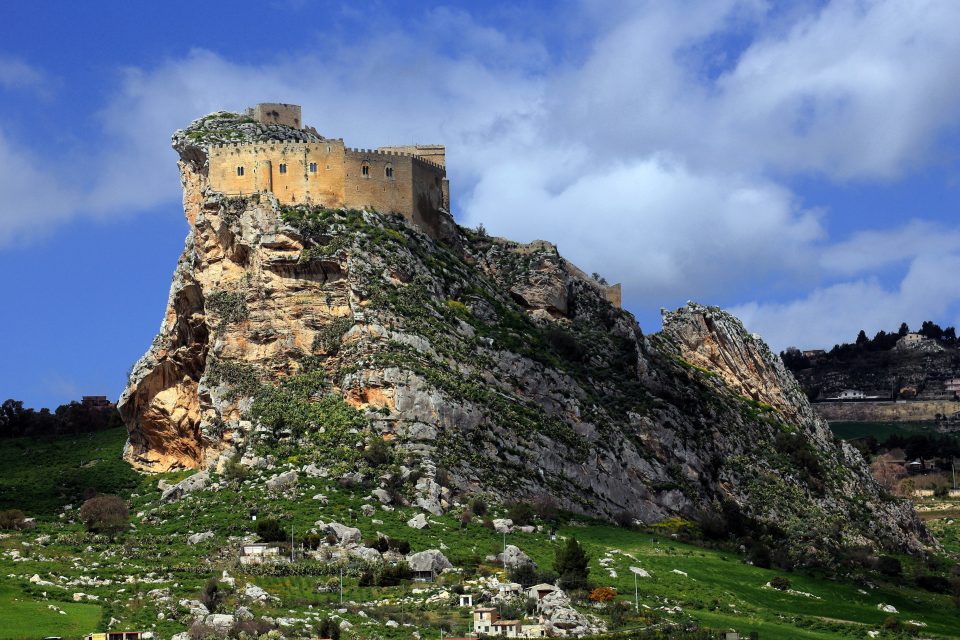 Castello di Mussomeli castle or Castello Manfredonico, built by XIV to il XV century, Caltanisetta province, Sicily, Italy, Europe. (Photo by: Riccardo Lombardo/REDA&CO/Universal Images Group via Getty Images)