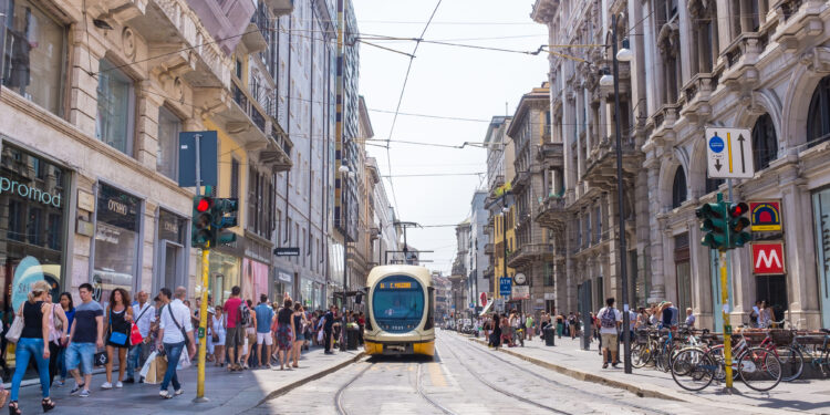 Gallery of Coping with Extreme Heat: How Cities are Confronting the Heatwave in Eastern and Southern Europe