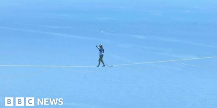 Man's slackline record attempt over Italy's Strait of Messina