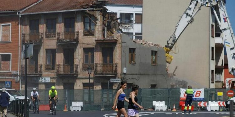 Spain swelters as heatwave mounts, workers seek shade