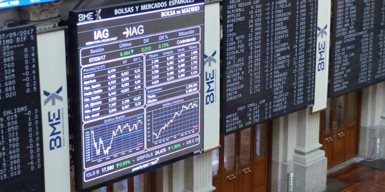 Interior of the Madrid Stock Exchange Palace in 2017. Background: Screens showing the stock market situation.