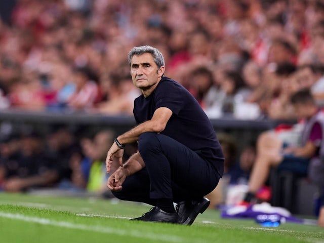 Head coach of Athletic Bilbao Ernesto Valverde looks on during his side's match against Valencia on August 28, 2024