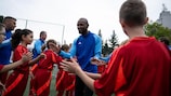 Eric Abidal meets the kids