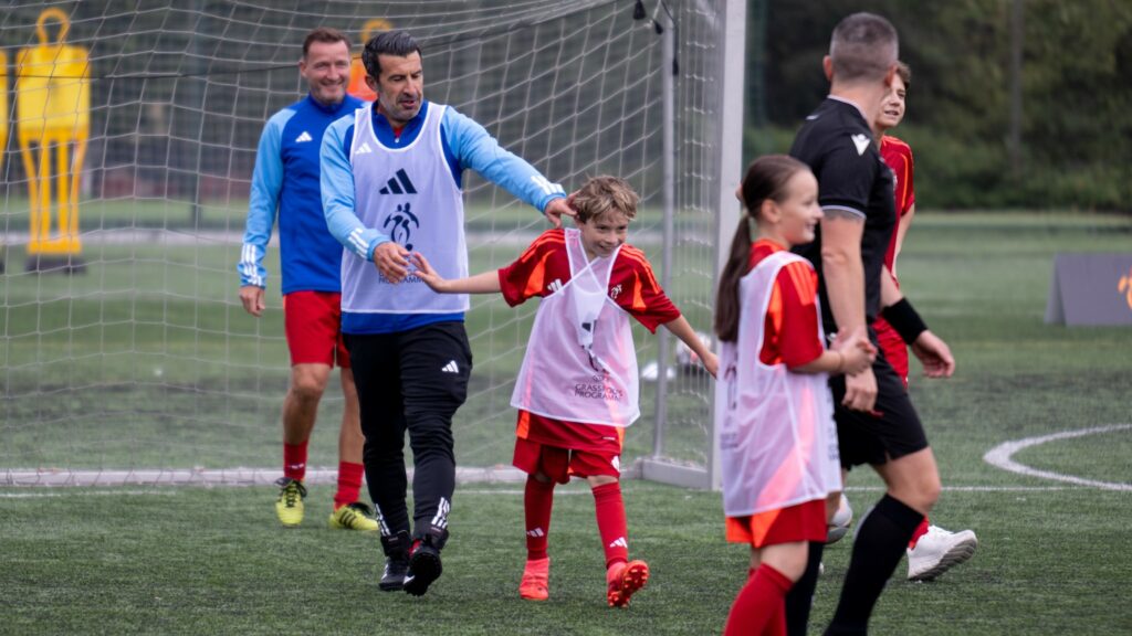 UEFA Grassroots Week: Legends team up with local children in Prague
