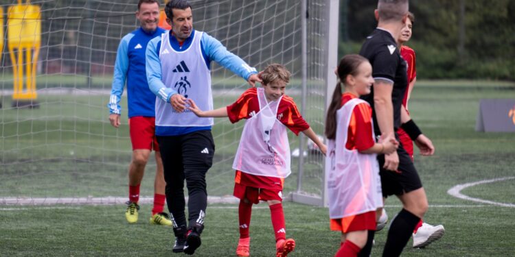 UEFA Grassroots Week: Legends team up with local children in Prague