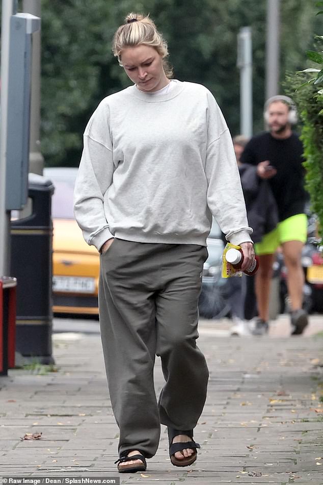 She opted for a pair of black sandals as she headed to a corner shop