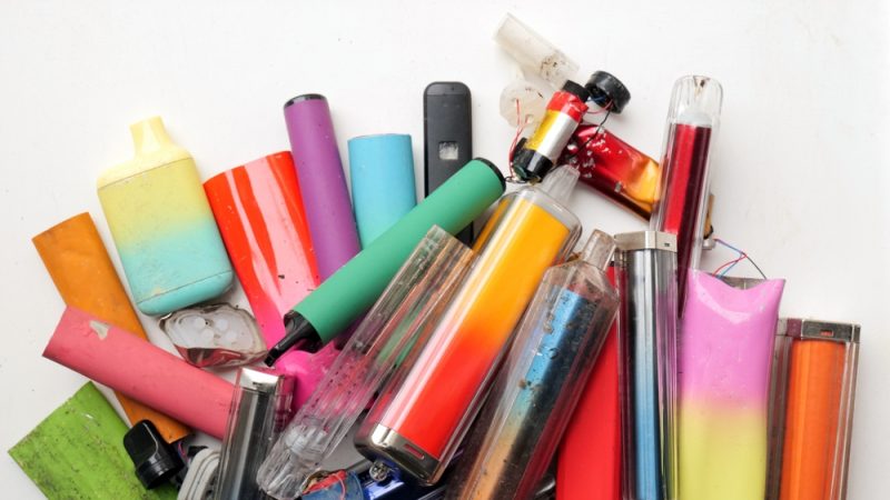 Commission gives green light to French disposable e-cigarettes ban – Euractiv