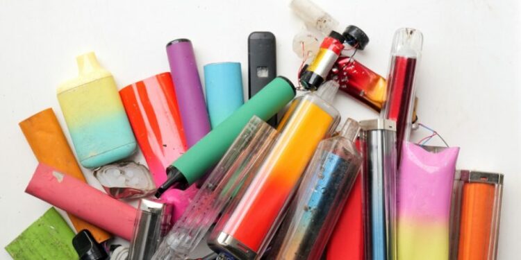 Commission gives green light to French disposable e-cigarettes ban – Euractiv