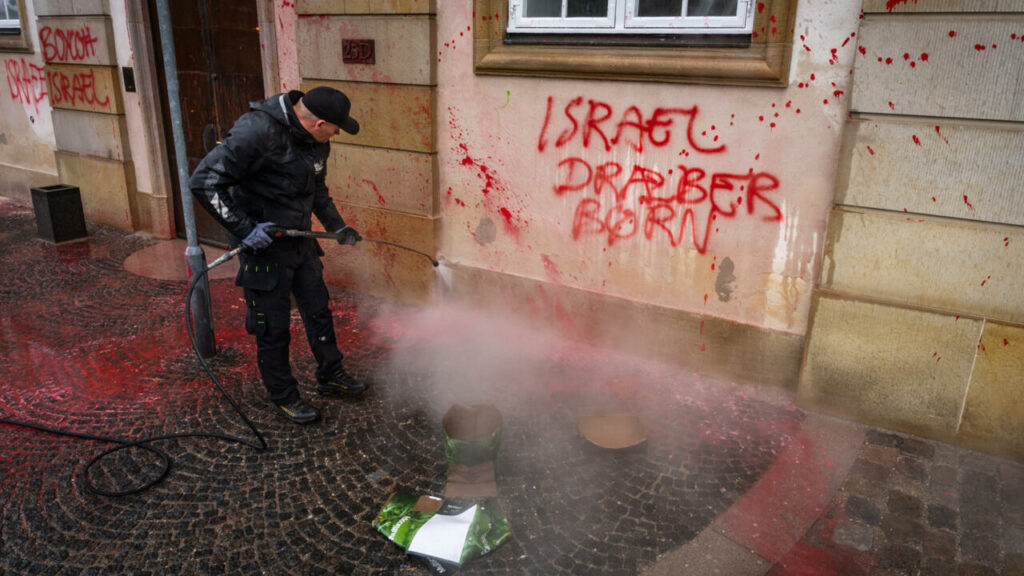 Danish foreign ministry spray-painted with anti-Israeli messages