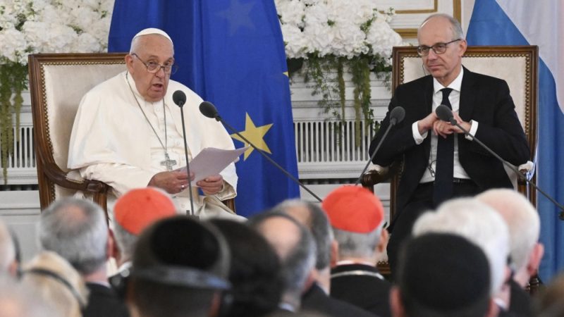 Pope Francis deplores ‘re-emergence’ of war kickstarting Luxembourg, Belgium visit – Euractiv