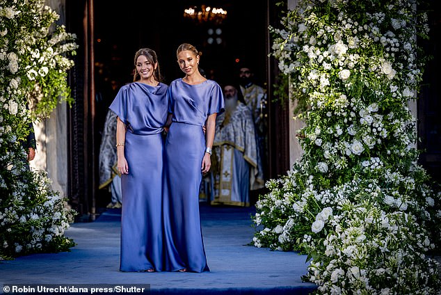 The royal posed for photographs while standing under an impressive arch made from white flowers