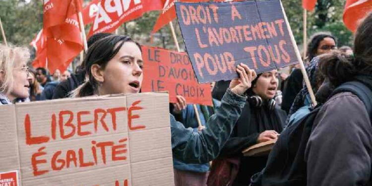 Hundreds rally in France in defence of abortion rights