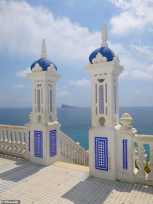 The Balcon del Mediterraneo at Mirador del Castell, located on the Cerro Canfali rock, offers the best views in Benidorm