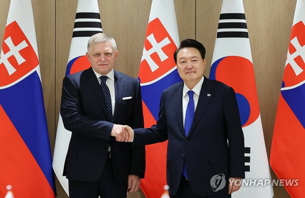 (LEAD) S. Korea, Slovakia sign energy cooperation agreement with eye on nuclear deal