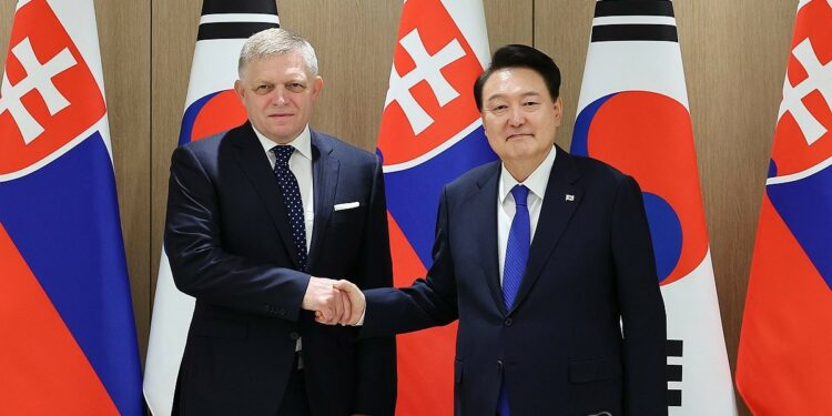 (LEAD) S. Korea, Slovakia sign energy cooperation agreement with eye on nuclear deal