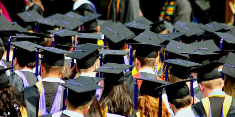 Report: Romania ranks last in EU regarding proportion of people with higher education