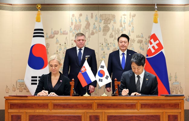 South Korean Industry Minister Ahn Duk-geun (right in front) and Slovak Economy Minister Denisa Saková sign the Trade and Investment Promotion Framework and a memorandum of understanding on cooperation in the energy sector at the presidential office in Seoul on September 30. Behind them, South Korean President Yoon Suk Yeol (right) and Slovak Prime Minister Robert Fico (left).