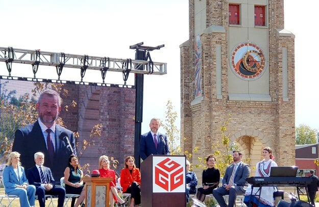 Slovak President Peter Pellegrini and Czech President Petr Pavel (second left) unveiled a new astronomical clock on the grounds of the National Czech and Slovak Museum and Library in Iowa, US on Friday.