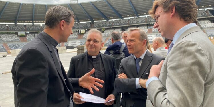 Belgium volunteers, church officials roll up their sleeves for Pope Francis’ visit