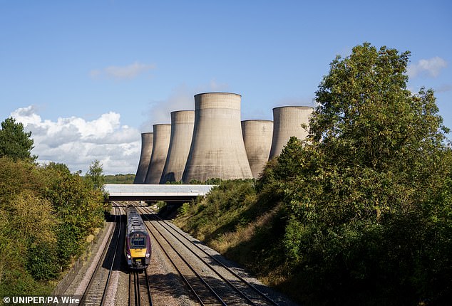 The last remaining coal-fired power station, at Ratcliffe-on-Soar near Nottingham , switched off its generators for the last time at midnight