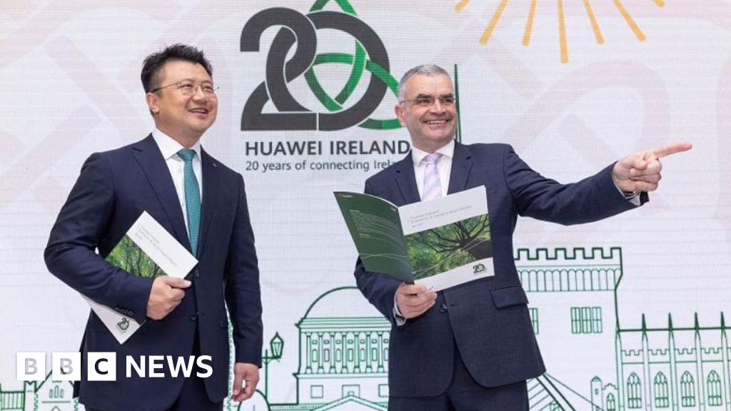 Calvin Lan, the chief executive of Huawei Ireland, and Dara Calleary, Irish Minister of State for Trade Promotion