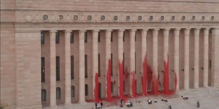 Environmentalists smear Finland's parliament in red paint