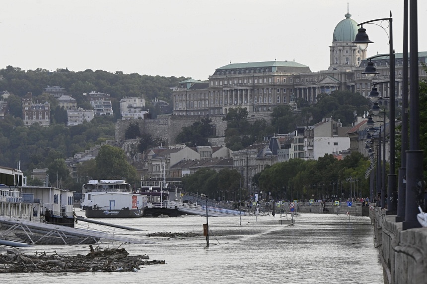 European cities brace for peak of floods as clean-up starts