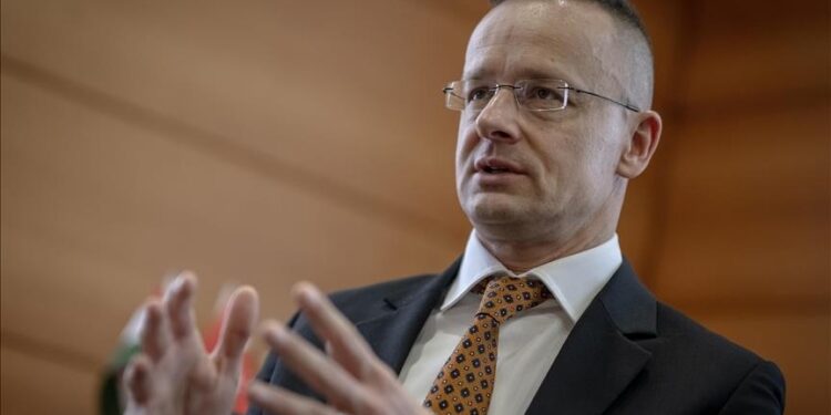 Hungary says wants to strengthen economic ties with Moscow