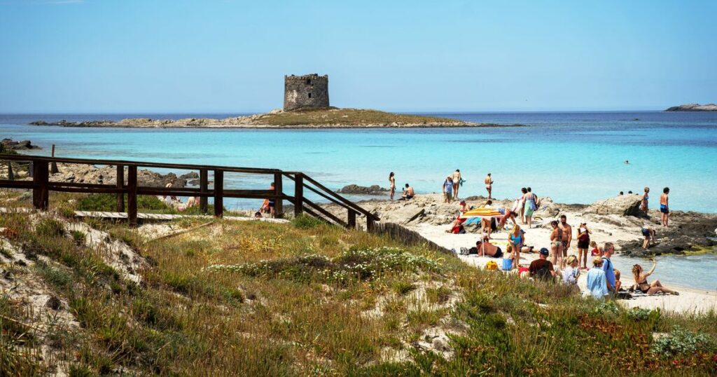 Sardinia cracks down on tourists with new £1.1k beach fines | World | News