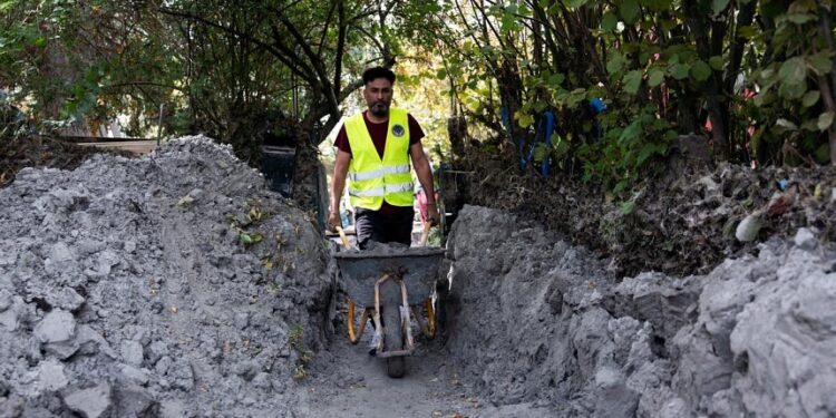 Syrians in Austria do volunteer work to disarm doubts about migrants