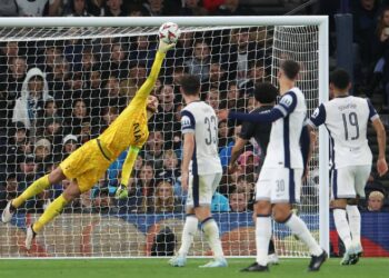 Tottenham Overcomes Early Red Card to Post 3-0 Win in Revamped Europa League Tottenham Overcomes Early Red Card to Post 3-0 Win in Revamped Europa League