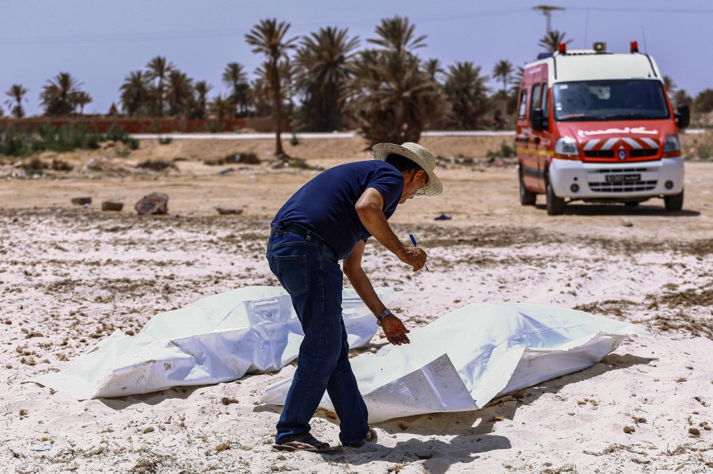 Tunisia: Dozen people die trying to reach Europe as boat capsizes off Djerba